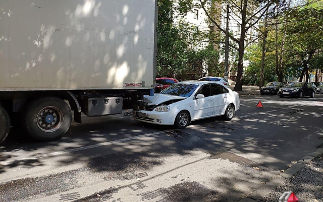 На Никольской автомобиль въехал в прицеп фуры Фото № 0 На Никольской автомобиль въехал в прицеп фуры Фото № 0
