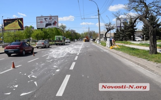 На Центральном проспекте грузовой автомобиль растерял газобетонные блоки Фото № 6 На Центральном проспекте грузовой автомобиль растерял газобетонные блоки Фото № 6