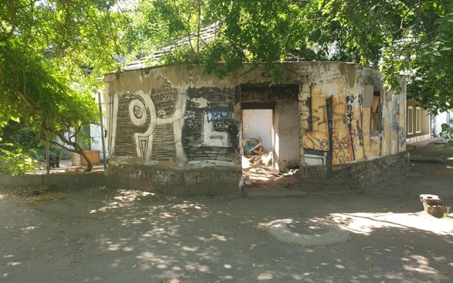 Жители Николаева сетуют на дом-клоаку в центре города Фото № 0 Жители Николаева сетуют на дом-клоаку в центре города Фото № 0