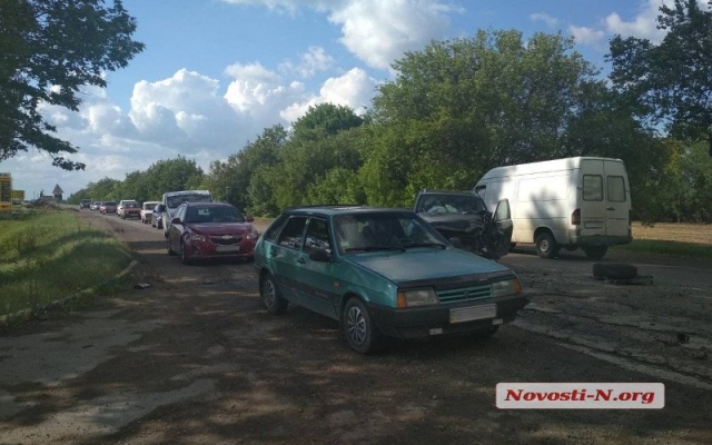 На трассе из-за жуткой аварии с пострадавшими образовались автомобильные заторы Фото № 2 На трассе из-за жуткой аварии с пострадавшими образовались автомобильные заторы Фото № 2