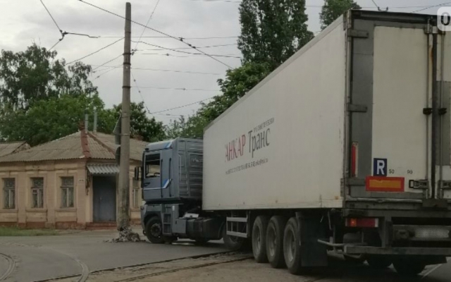На Малой Морской грузовой автомобиль врезался в столб Фото № 3 На Малой Морской грузовой автомобиль врезался в столб Фото № 3