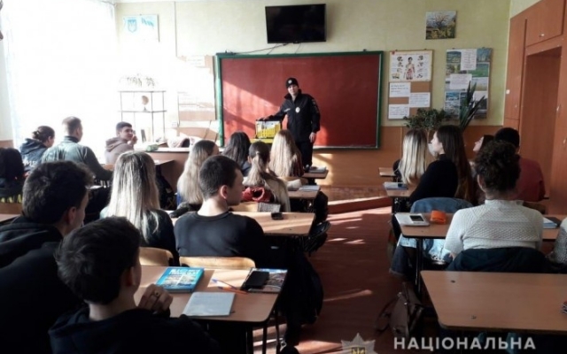 Криминалисты рассказали школьникам Николаевщины, как проводить дактилоскопическую экспертизу Фото № 0 Криминалисты рассказали школьникам Николаевщины, как проводить дактилоскопическую экспертизу Фото № 0