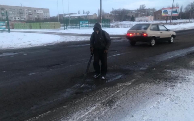 На автотрассах Н-24 и Н-11 приступили к неотложным работам по ликвидации аварийной ямочности Фото № 2 На автотрассах Н-24 и Н-11 приступили к неотложным работам по ликвидации аварийной ямочности Фото № 2