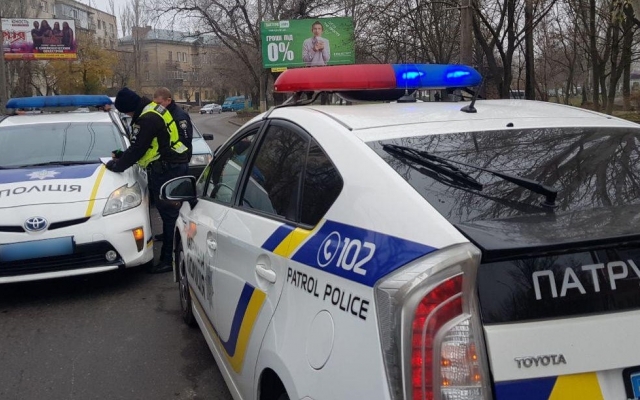 В Николаеве автомобиль ВАЗ врезался в полицейскую машину Фото № 1 В Николаеве автомобиль ВАЗ врезался в полицейскую машину Фото № 1