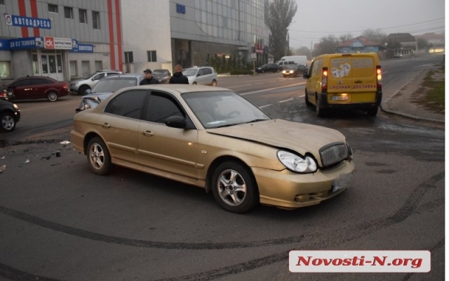 На Троицкой произошла авария с участием двух иномарок Фото № 2 На Троицкой произошла авария с участием двух иномарок Фото № 2