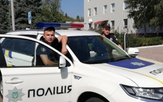 В Южноукраинске мужчина взял в заложницы женщину и хотел выбросить ее с балкон Фото № 0 В Южноукраинске мужчина взял в заложницы женщину и хотел выбросить ее с балкон Фото № 0