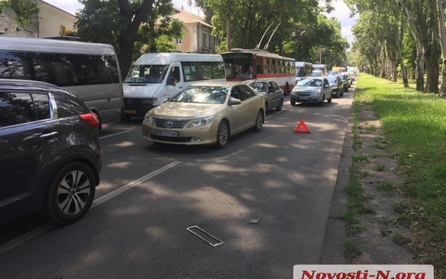 На Центральном проспекте произошла авария - столкнулись два автомобиля Фото № 4 На Центральном проспекте произошла авария - столкнулись два автомобиля Фото № 4