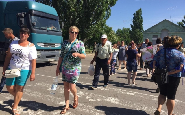 Граждане против закрытия Ульяновской общеобразовательной школы, в знак протеста они перекрыли трассу Фото № 2 Граждане против закрытия Ульяновской общеобразовательной школы, в знак протеста они перекрыли трассу Фото № 2