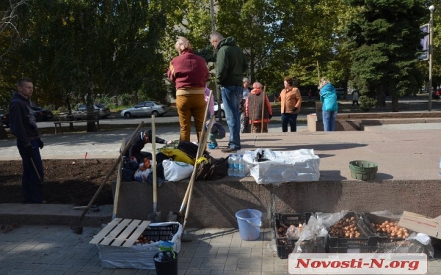 Николаевцы благоустроили клумбы вокруг памятника погибшим милиционерам Фото № 6 Николаевцы благоустроили клумбы вокруг памятника погибшим милиционерам Фото № 6