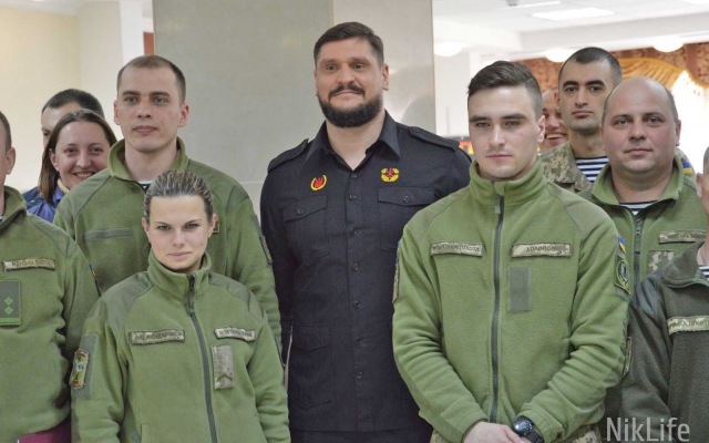 Губернатор Савченко вручил николаевским морпехам сертификаты на землю Фото № 0 Губернатор Савченко вручил николаевским морпехам сертификаты на землю Фото № 0