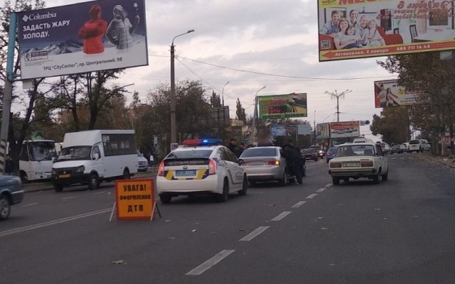 На Богоявленском проспекте произошло необычное дорожное происшествие Фото № 0 На Богоявленском проспекте произошло необычное дорожное происшествие Фото № 0
