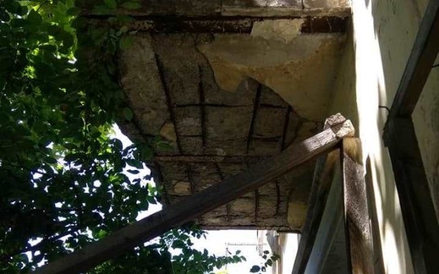 Жительница Николаева опасается выходить на собственный балкон Фото № 1 Жительница Николаева опасается выходить на собственный балкон Фото № 1