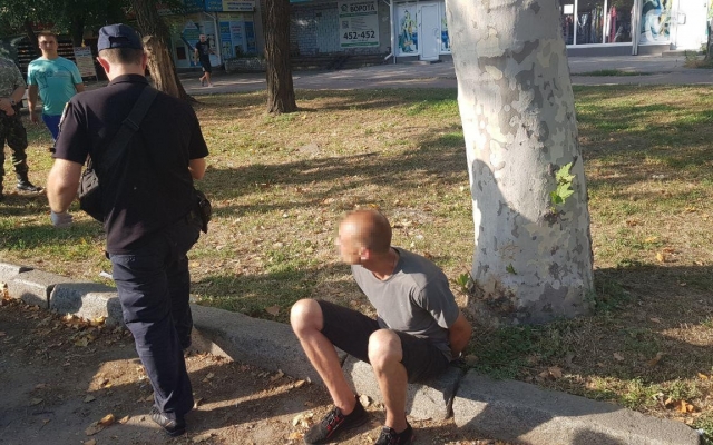 На Южной мужчина совершил разбойное нападение на прохожего, ударил его палкой по голове и украл личные вещи своей жертвы Фото № 0 На Южной мужчина совершил разбойное нападение на прохожего, ударил его палкой по голове и украл личные вещи своей жертвы Фото № 0