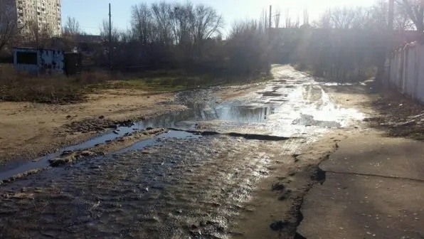 В Корабельном районе жалуются на слив нечистот на дорогу от призывного пункта Фото № 0 В Корабельном районе жалуются на слив нечистот на дорогу от призывного пункта Фото № 0