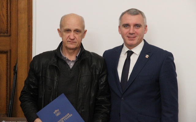 Мэр Николаева Александр Сенкевич вручил награды по случаю Дня автомобилиста и дорожника Фото № 18 Мэр Николаева Александр Сенкевич вручил награды по случаю Дня автомобилиста и дорожника Фото № 18