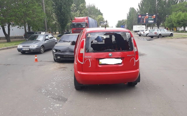 В Николаеве на Херсонском шоссе не смогли поделить перекресток два автомобиля Фото № 3 В Николаеве на Херсонском шоссе не смогли поделить перекресток два автомобиля Фото № 3