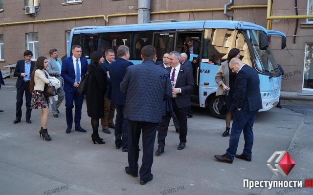 Мэр Николаева прокатал чиновников по проблемным местам города Фото № 0 Мэр Николаева прокатал чиновников по проблемным местам города Фото № 0