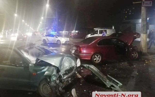 На Героев Украины произошла авария с участием двух автомобилей, есть пострадавшие Фото № 2 На Героев Украины произошла авария с участием двух автомобилей, есть пострадавшие Фото № 2