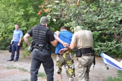 Двое мужчин пытались завладеть автомобилем таксиста угрожая ему Фото № 0 Двое мужчин пытались завладеть автомобилем таксиста угрожая ему Фото № 0