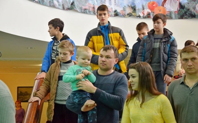 Алексей Савченко поздравил детей военнослужащих с Новым годом и Рождеством Христовым Фото № 6 Алексей Савченко поздравил детей военнослужащих с Новым годом и Рождеством Христовым Фото № 6