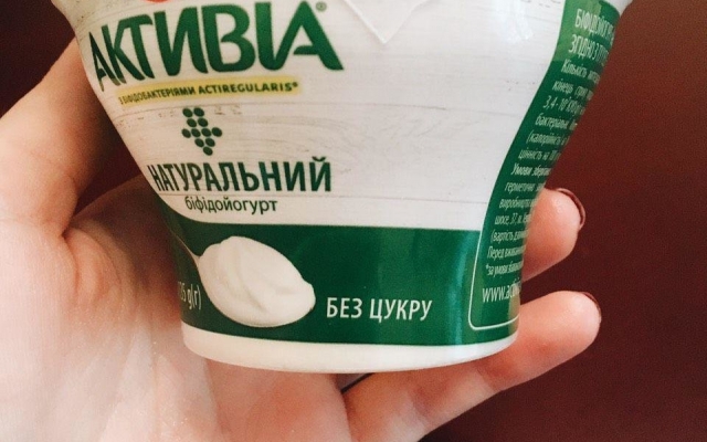 В одном из николаевских магазинов девушка купила йогурт с куском пластика Фото № 1 В одном из николаевских магазинов девушка купила йогурт с куском пластика Фото № 1