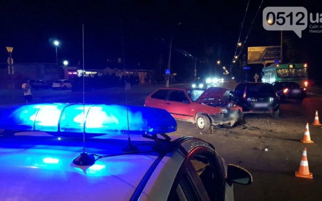 На Героев Украины произошла авария с участием трех автомобилей, пострадали женщина и ребенок Фото № 4 На Героев Украины произошла авария с участием трех автомобилей, пострадали женщина и ребенок Фото № 4