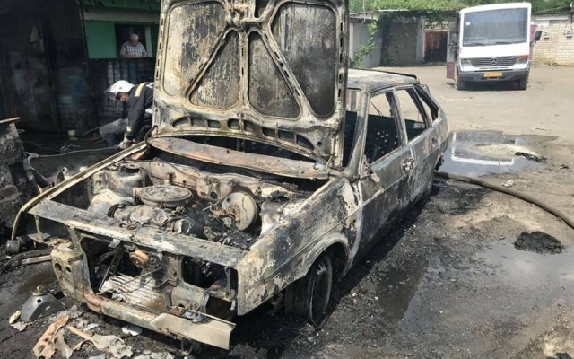 В Вознесенске в гаражном кооперативе сгорел автомобиль Фото № 3 В Вознесенске в гаражном кооперативе сгорел автомобиль Фото № 3