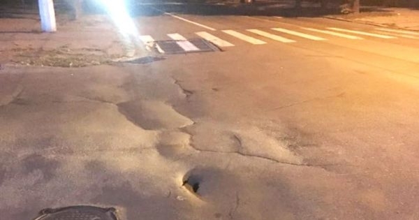 В центре Николаева посреди дороги появилась дыра в асфальте Фото № 0 В центре Николаева посреди дороги появилась дыра в асфальте Фото № 0