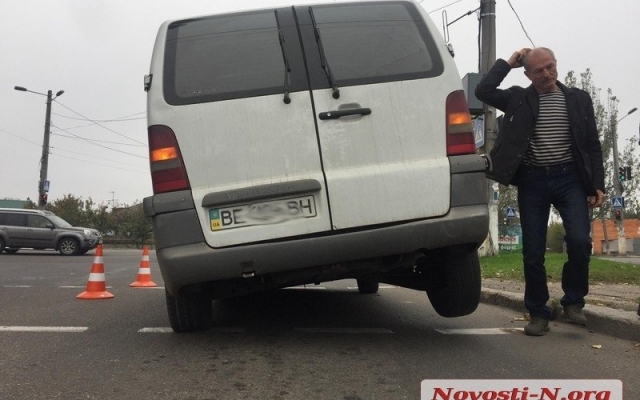 На Электронной на дороге под асфальт передним колесом провалился микроавтобус Фото № 3 На Электронной на дороге под асфальт передним колесом провалился микроавтобус Фото № 3