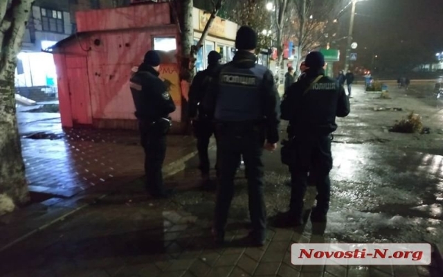 В Николаеве двое неизвестных, угрожая гранатой, ограбили зал игровых автоматов Фото № 3 В Николаеве двое неизвестных, угрожая гранатой, ограбили зал игровых автоматов Фото № 3