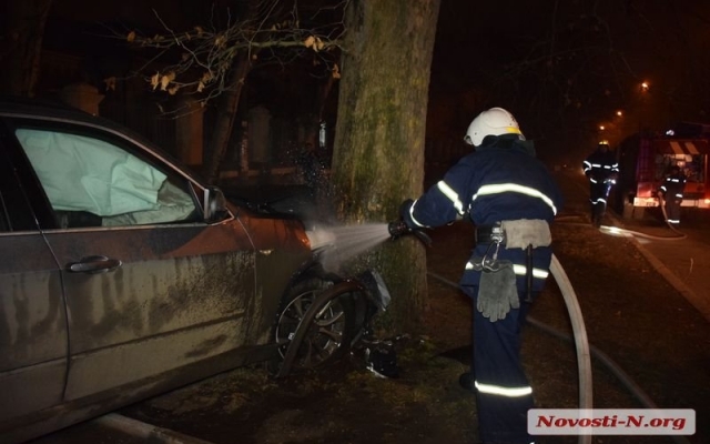 На улице Корабелов произошла авария, одна из машин врезалась в дерево Фото № 10 На улице Корабелов произошла авария, одна из машин врезалась в дерево Фото № 10