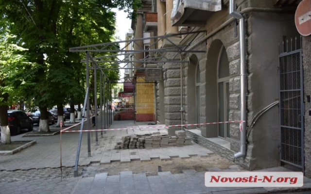 Болты ввинчивали прямо в фасад исторического здания – в Николаеве полиция приостановила монтаж летней площадки Фото № 2 Болты ввинчивали прямо в фасад исторического здания – в Николаеве полиция приостановила монтаж летней площадки Фото № 2