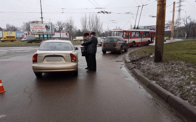 В центре Николаева из-за несоблюдения правил дорожного движения столкнулись две иномарки Фото № 6 В центре Николаева из-за несоблюдения правил дорожного движения столкнулись две иномарки Фото № 6