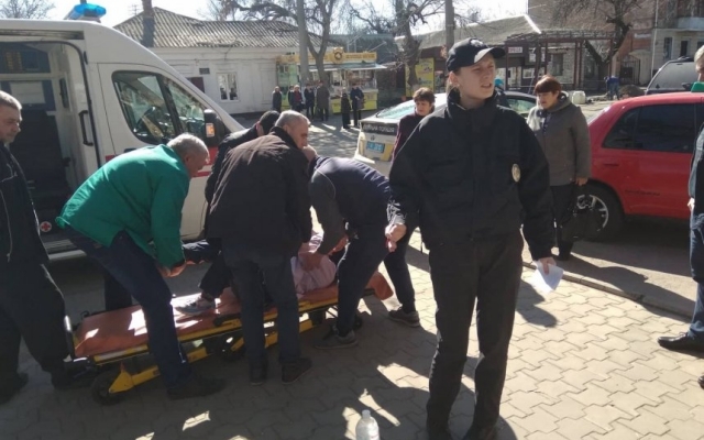 Неизвестные в масках напали на палатки кандидата в Президенты Украины и сломали ногу одному из агитаторов Фото № 0 Неизвестные в масках напали на палатки кандидата в Президенты Украины и сломали ногу одному из агитаторов Фото № 0