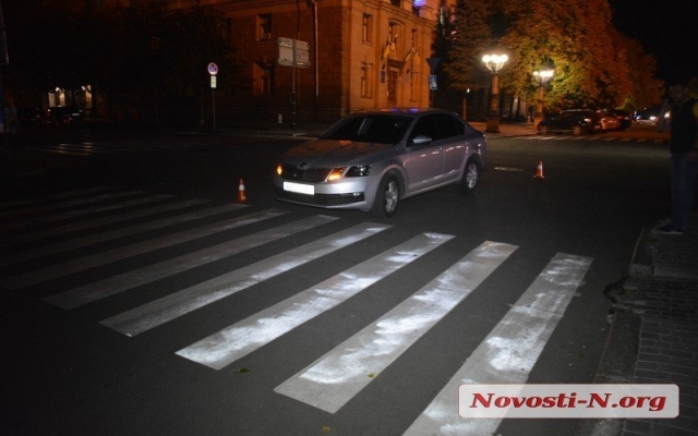 Автомобиль Škoda Octavia на пешеходном переходе чуть не наехал на губернатора и сопровождавших его лиц Фото № 0 Автомобиль Škoda Octavia на пешеходном переходе чуть не наехал на губернатора и сопровождавших его лиц Фото № 0