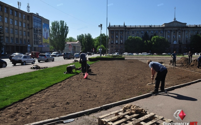 На Соборной площади укладывают новый зелёный газон Фото № 0 На Соборной площади укладывают новый зелёный газон Фото № 0