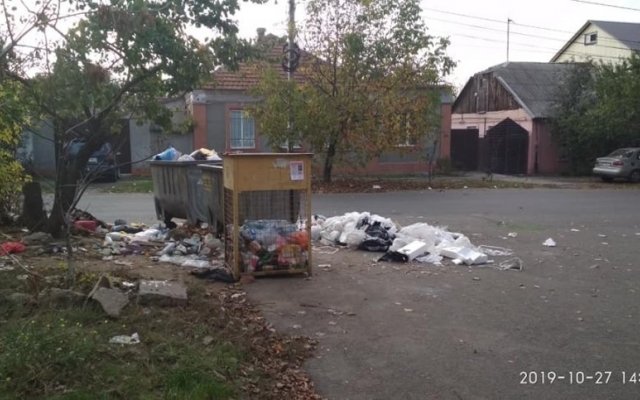 На Чайковского пожаловались на мусор, который не вывезли коммунальные службы Фото № 2 На Чайковского пожаловались на мусор, который не вывезли коммунальные службы Фото № 2