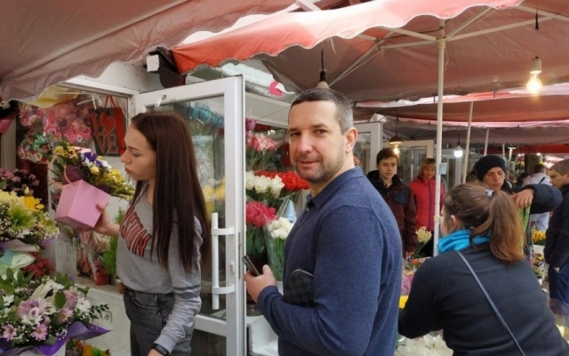 На цветочном рынке в Николаеве ажиотаж — мужчины спешат поздравить дам Фото № 0 На цветочном рынке в Николаеве ажиотаж — мужчины спешат поздравить дам Фото № 0