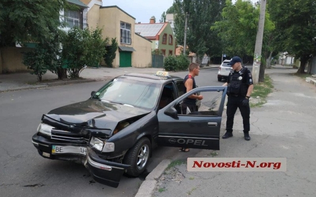 На Шоссейной автомобиль врезался в дерево Фото № 1 На Шоссейной автомобиль врезался в дерево Фото № 1