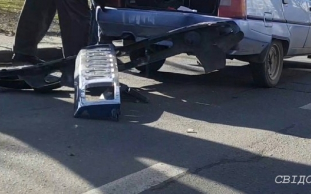 В центре Николаева образовалась пробка из-за того что Hummer врезался в «Славуту» Фото № 3 В центре Николаева образовалась пробка из-за того что Hummer врезался в «Славуту» Фото № 3
