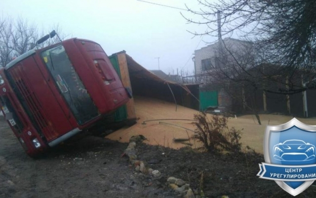 Грузовой автомобиль с прицепом зерна перевернулся в Николаеве Фото № 2 Грузовой автомобиль с прицепом зерна перевернулся в Николаеве Фото № 2