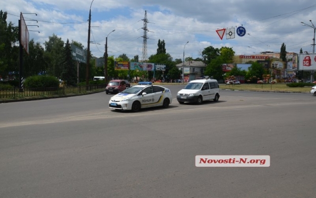 На Богоявленском проспекте водитель оставил свой автомобиль среди перекрестка Фото № 0 На Богоявленском проспекте водитель оставил свой автомобиль среди перекрестка Фото № 0