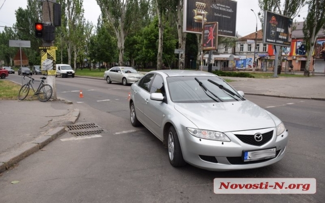 Авария на Центральном проспекте: велосипед врезался в автомобиль Фото № 3 Авария на Центральном проспекте: велосипед врезался в автомобиль Фото № 3