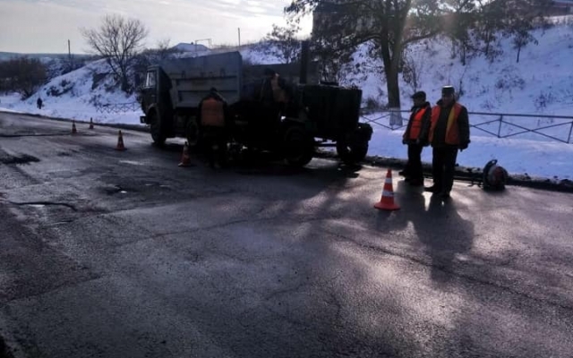 На автотрассах Н-24 и Н-11 приступили к неотложным работам по ликвидации аварийной ямочности Фото № 19 На автотрассах Н-24 и Н-11 приступили к неотложным работам по ликвидации аварийной ямочности Фото № 19