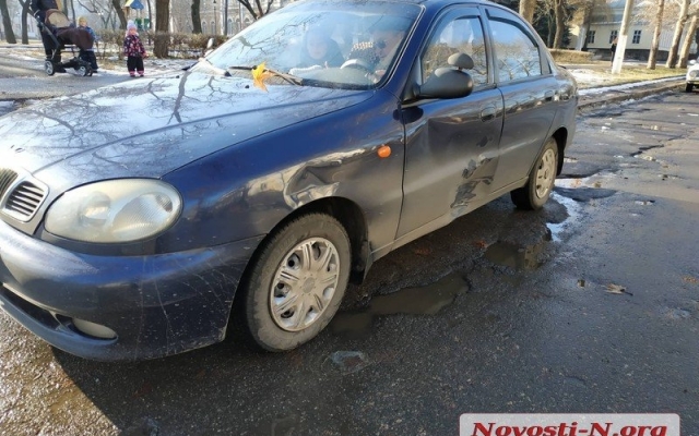 На Адмиральской иномарка врезалась в карету «скорой помощи» Фото № 6 На Адмиральской иномарка врезалась в карету «скорой помощи» Фото № 6