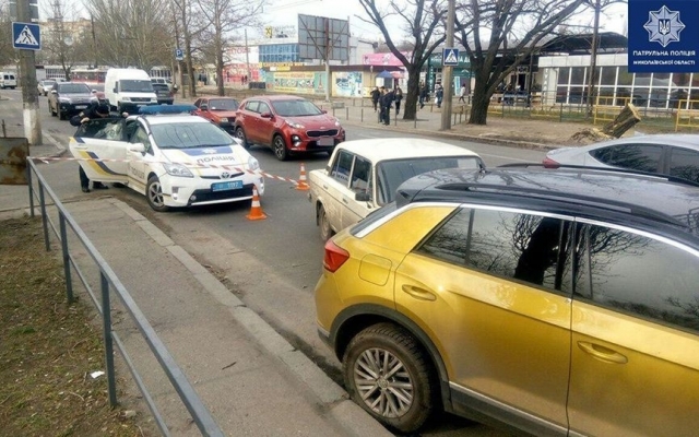 Пьяный водитель на угнанном авто устроил гонки с патрульными в центре города Фото № 2 Пьяный водитель на угнанном авто устроил гонки с патрульными в центре города Фото № 2