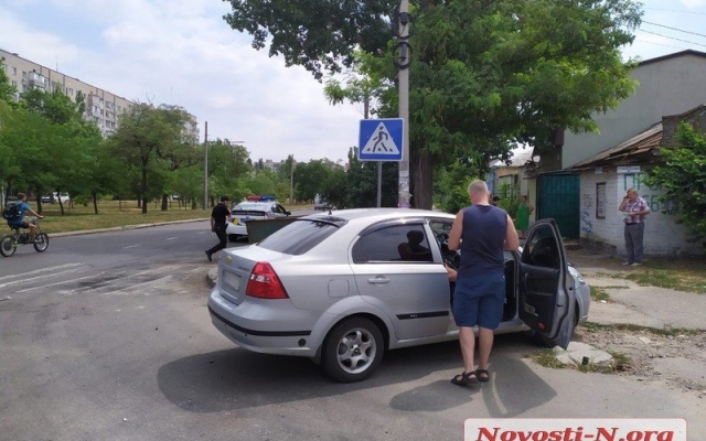 Машина перекрыла пешеходную дорожку