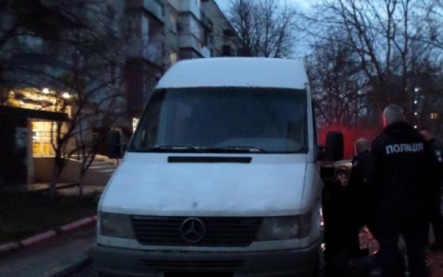 На Николаевщине парень угнал у родственника микроавтобус и катался в нетрезвом виде Фото № 0 На Николаевщине парень угнал у родственника микроавтобус и катался в нетрезвом виде Фото № 0
