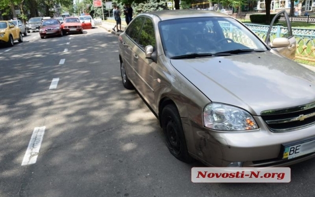 На Центральном проспекте произошла авария с участием трех машин Фото № 4 На Центральном проспекте произошла авария с участием трех машин Фото № 4
