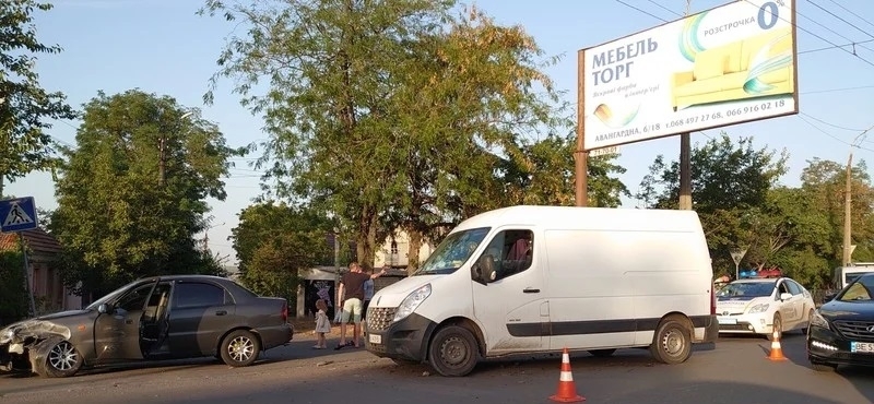 В Николаеве на Херсонском шоссе не поделили дорогу Ланос и Рено Фото № 0 В Николаеве на Херсонском шоссе не поделили дорогу Ланос и Рено Фото № 0